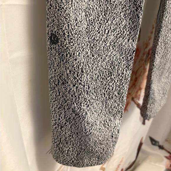 Size 2 lululemon Gray Patterned Pants​​ - Picture 5 of 6